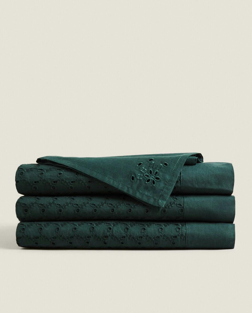 MANTEL NAVIDEÑO DE ALGODÓN BORDADO