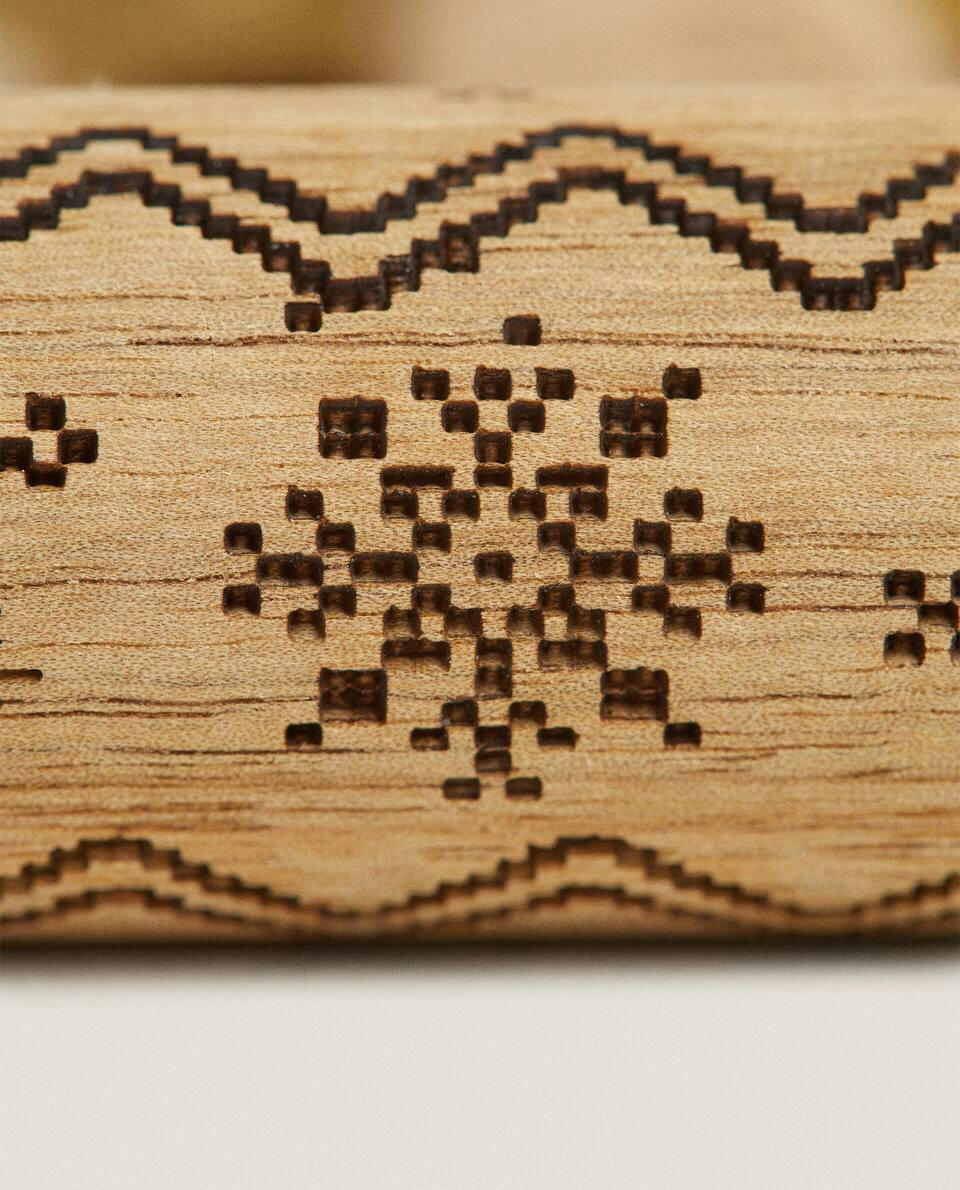 RODILLO DE ACACIA CON DISEÑO NAVIDEÑO DOBLE EN RELIEVE