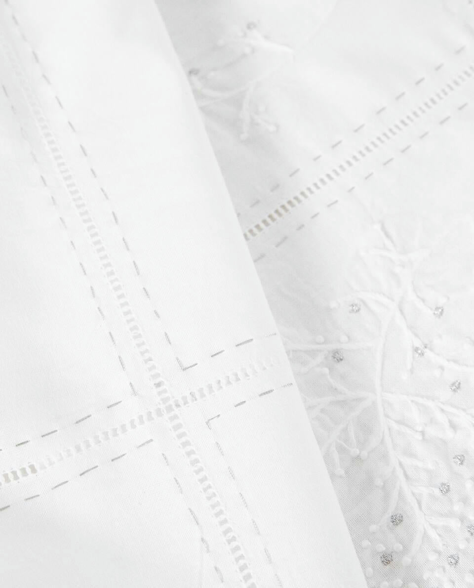 MANTEL DE RAMIO CON BORDADO NAVIDEÑO