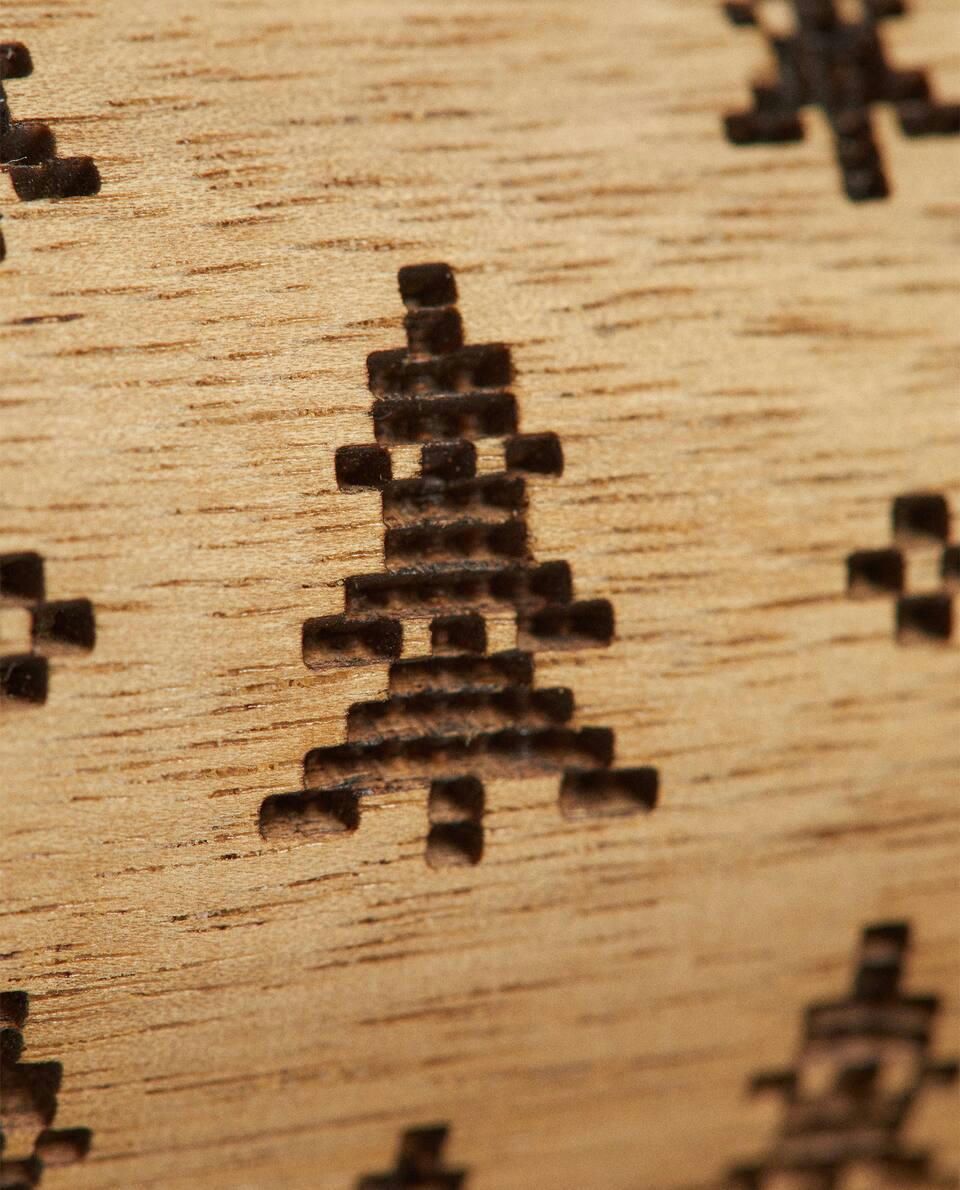 RODILLO DE ACACIA CON DISEÑO NAVIDEÑO EN RELIEVE