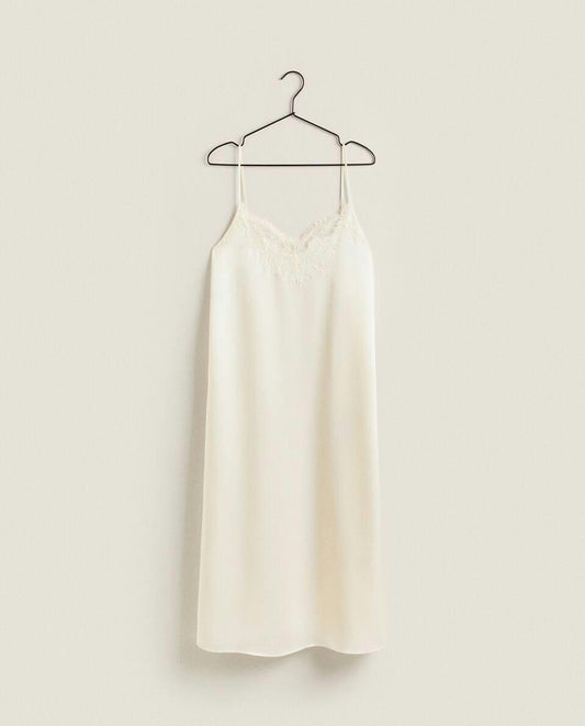 CAMISÓN DE SATÉN CON ENCAJE RUBIO