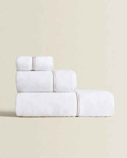 ASCIUGAMANO CON BORDO SMERLATO RICAMATO 