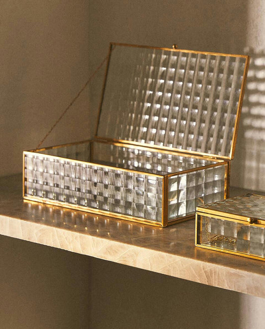 CAJA CON BORDE DORADO 