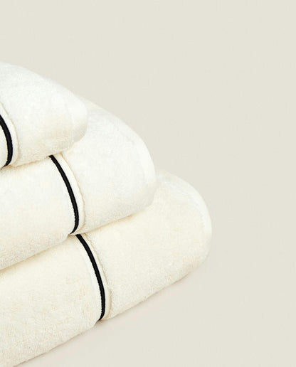 ASCIUGAMANO CON BORDO SMERLATO RICAMATO 