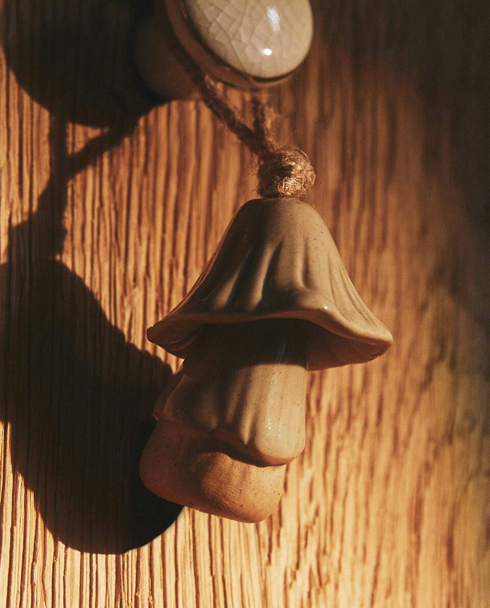 DECORAZIONE NATALIZIA A FORMA DI FUNGO IN CERAMICA 