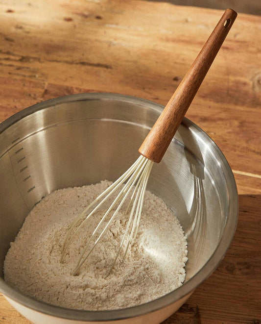 BATIDOR DE SILICONA Y MADERA 