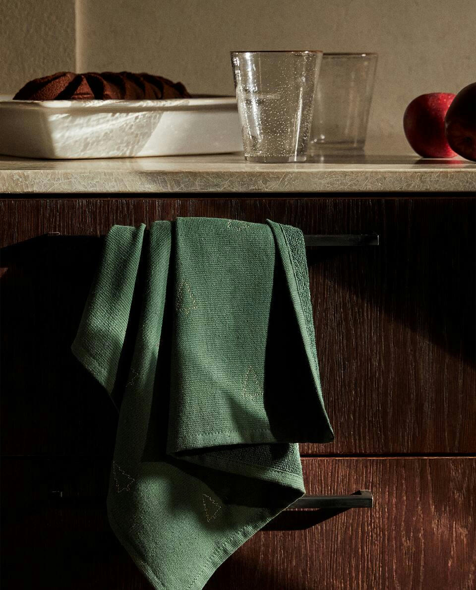 PAÑO DE COCINA DE ALGODÓN CON ÁRBOL DE NAVIDAD BORDADO 