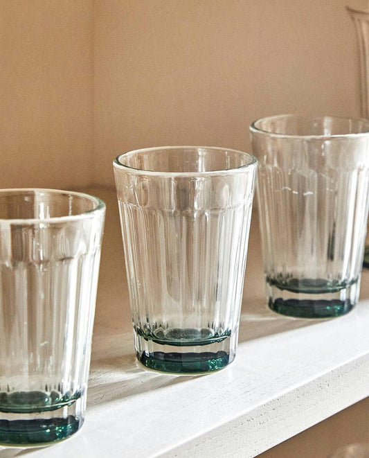 VASO DE VIDRIO CON DISEÑO EN RELIEVE 