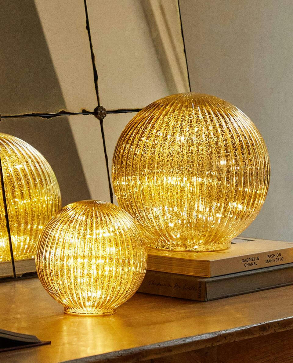 ADORNO DE NAVIDAD CON LUZ LED Y BOLA DE RAYAS 