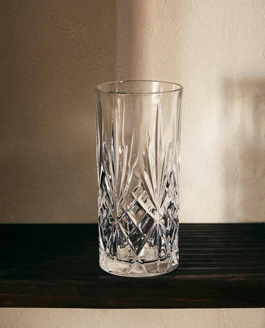 VASO ALTO CON DISEÑO EN RELIEVE 