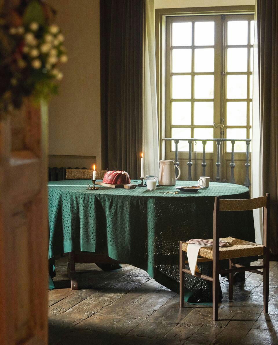 MANTEL NAVIDEÑO DE ALGODÓN BORDADO 