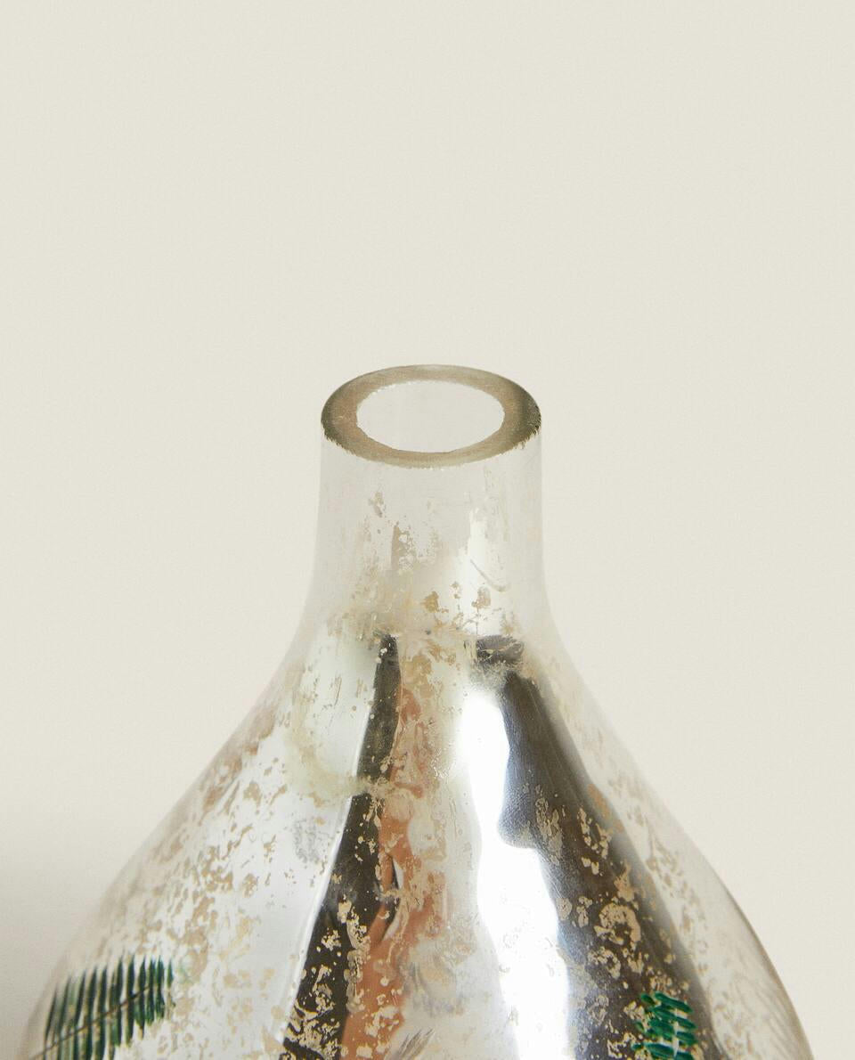 GLASS VASE WITH CHRISTMAS FLOWERS