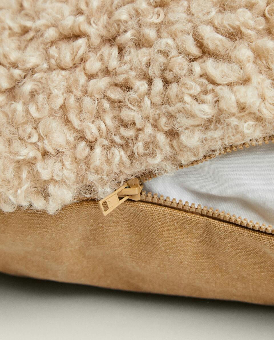 COJÍN OVALADO PELUDO PARA MASCOTAS 