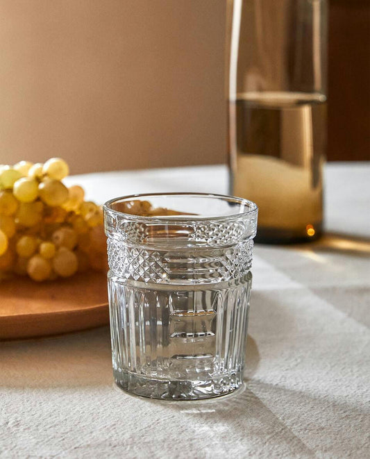 BICCHIERE IN VETRO CON DESIGN RILIEVO 