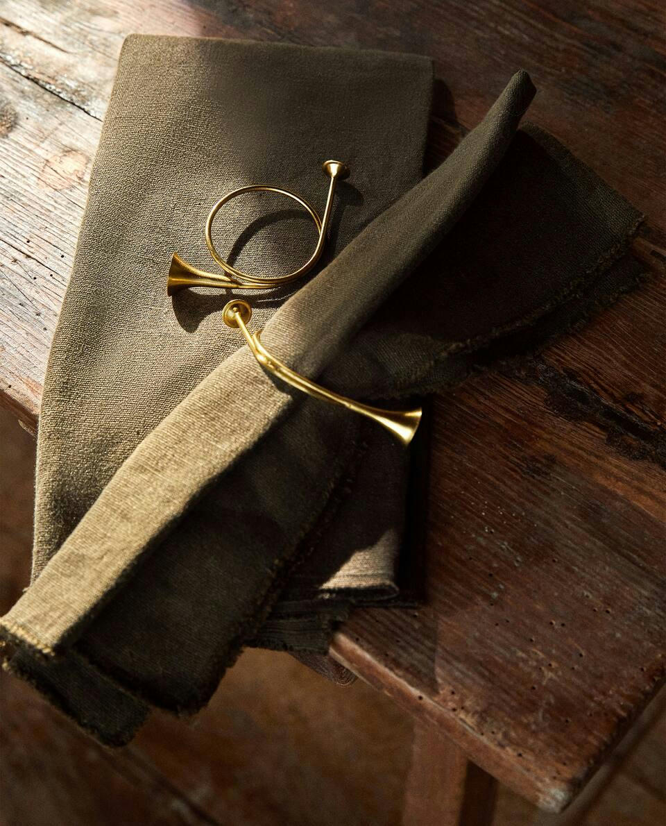 CONFEZIONE DI ANELLI PORTATOVAGLIOLI A FORMA DI TROMBA DI NATALE (CONFEZIONE DA 2) 