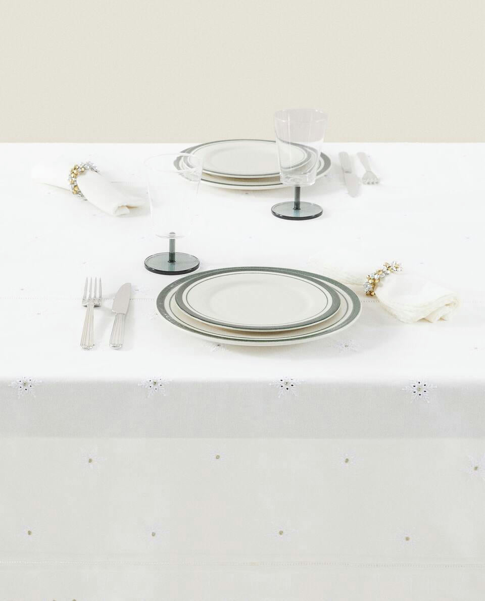 MANTEL NAVIDEÑO DE ALGODÓN BORDADO CON VOLANTE 