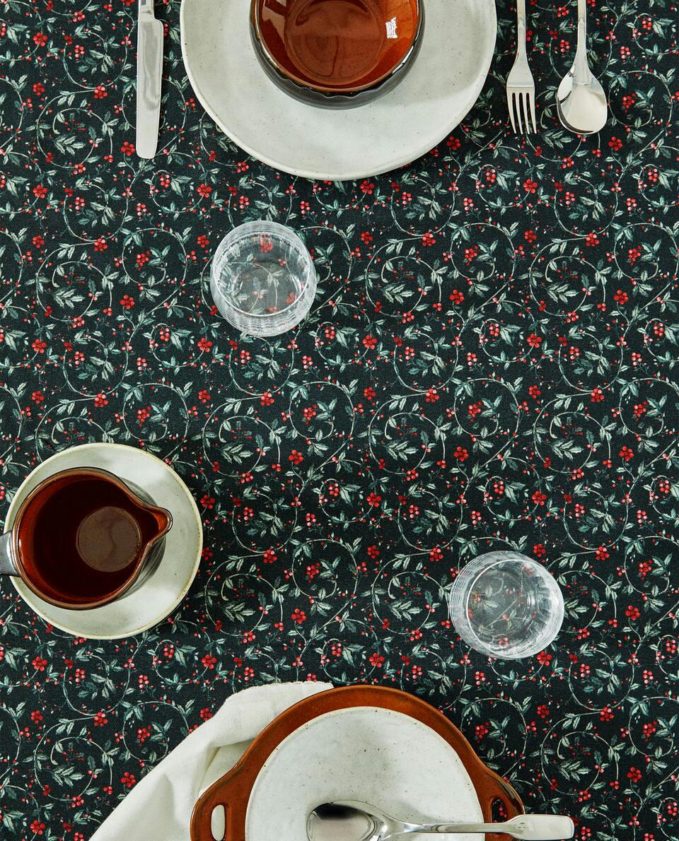 COTTON CHRISTMAS VINE TABLECLOTH