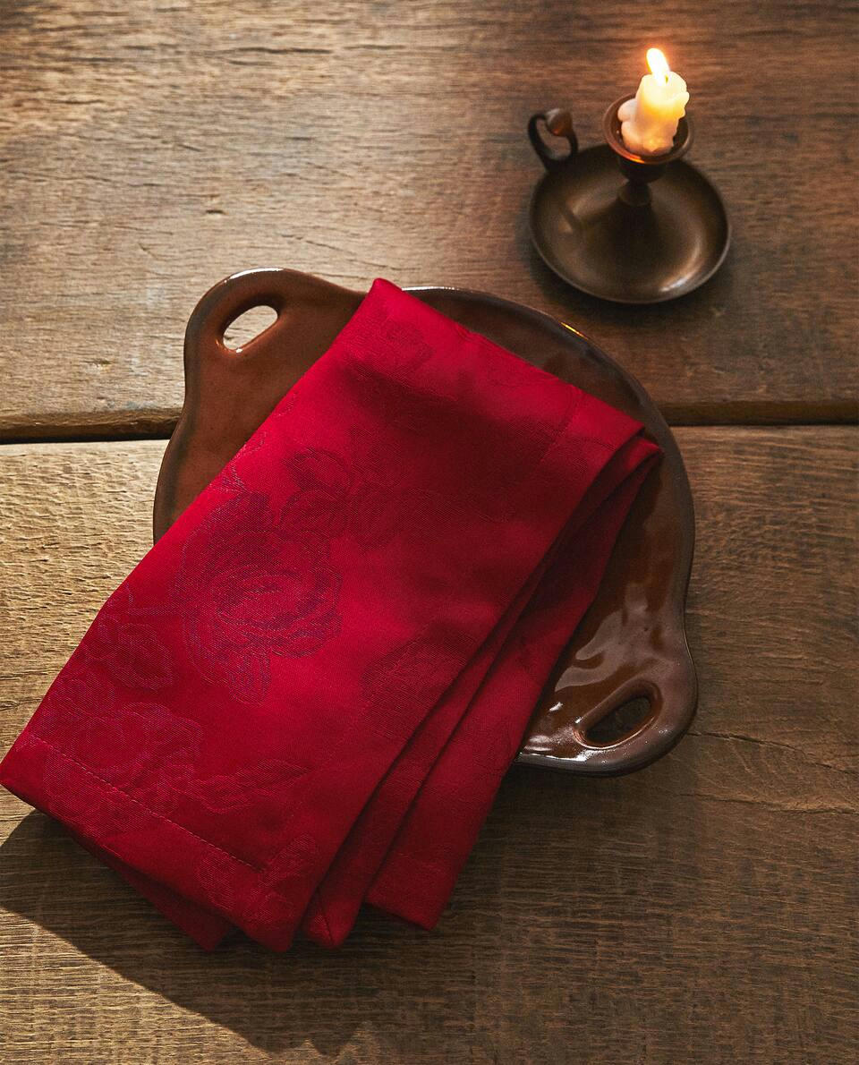 PAQUETE DE SERVILLETAS JACQUARD FLORALES NAVIDEÑAS (PAQUETE DE 2) 