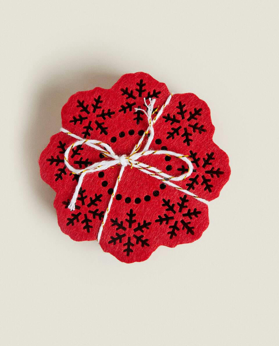 CONFEZIONE DI SOTTOBICCHIERI NATALIZI IN FELTRO A FORMA DI FIOCCO DI NEVE (CONFEZIONE DA 6) 