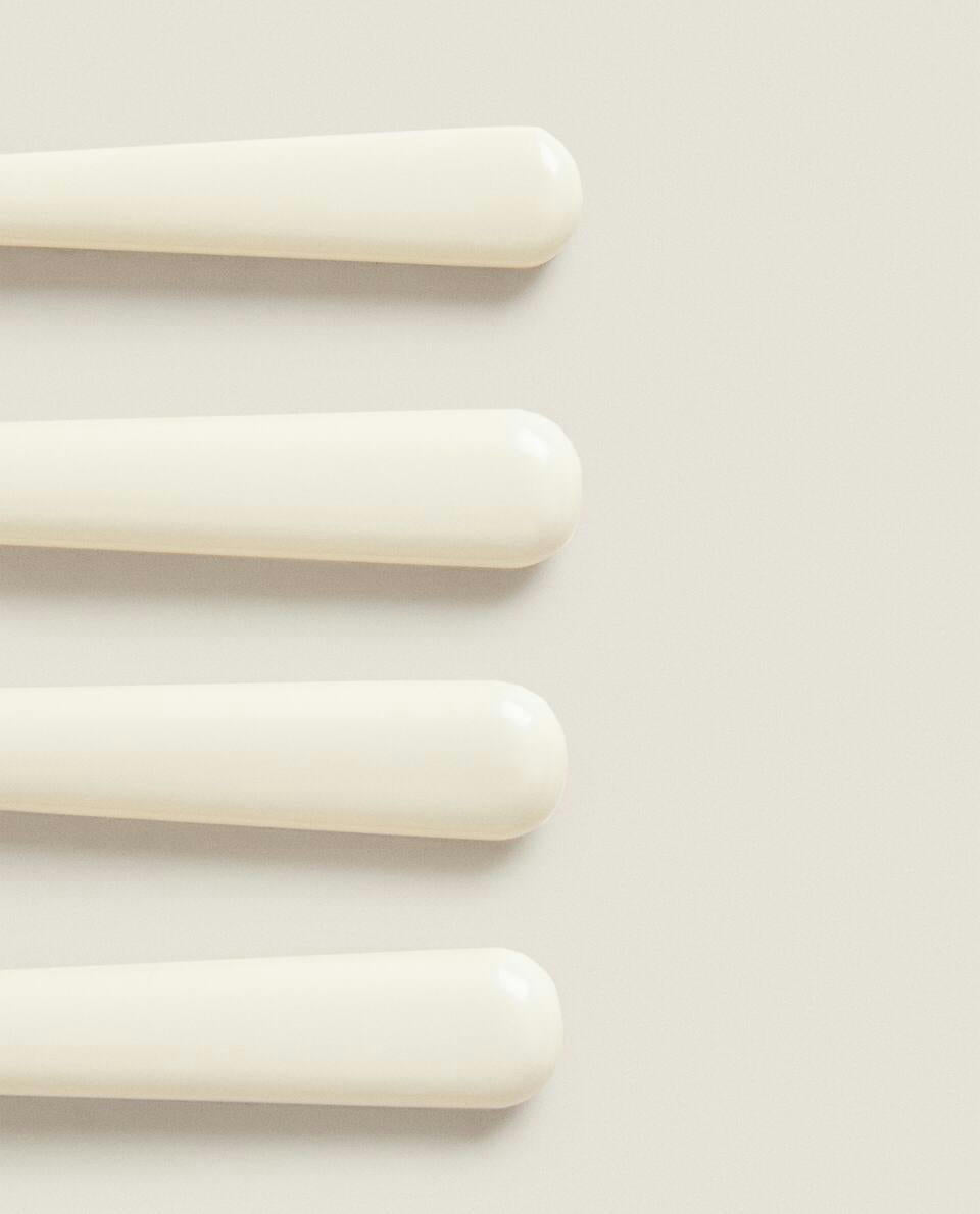 SET DI POSATE CON DETTAGLIO DEL MANICO (SET DA 4) 