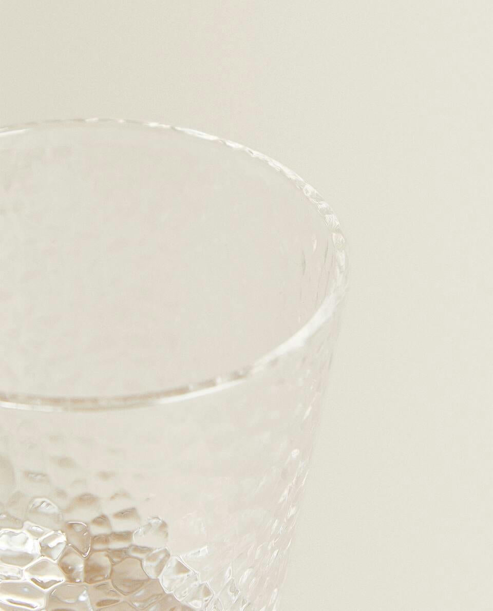 VASO DE VIDRIO CON DISEÑO EN RELIEVE 