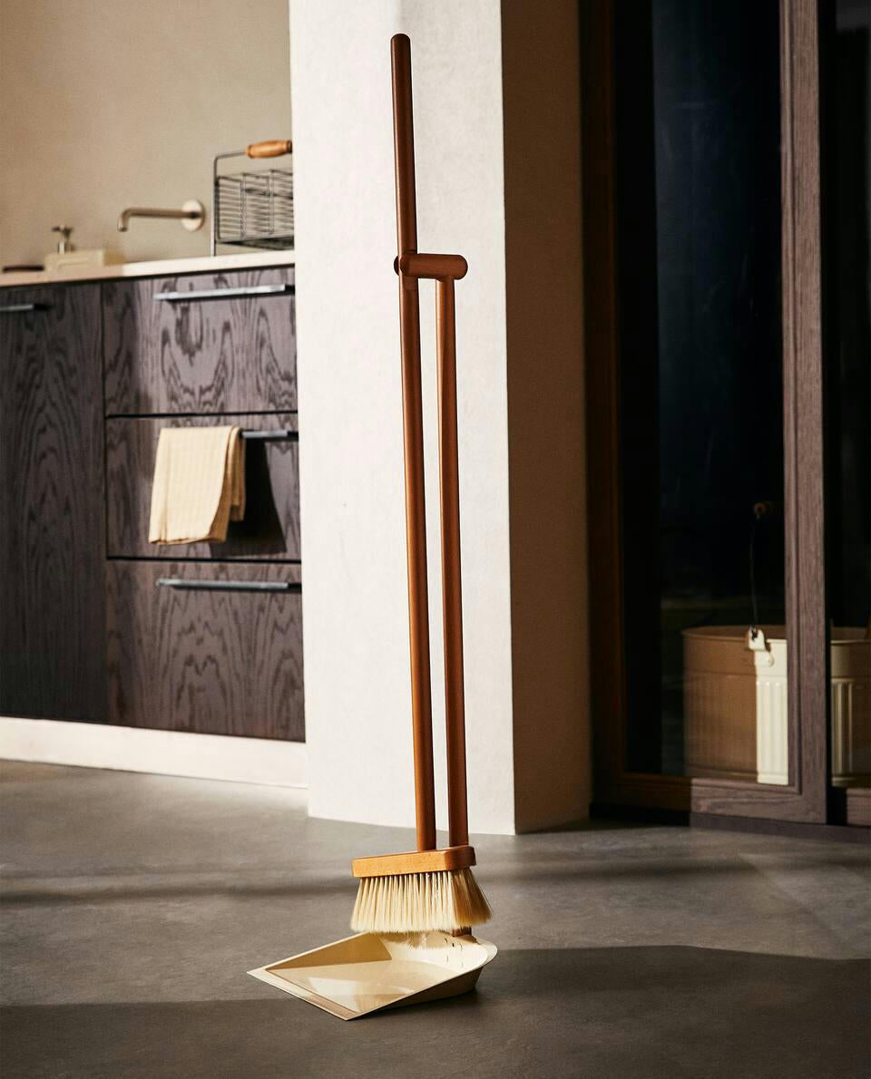 SET DI SPAZZOLA E PALETTA IN LEGNO 