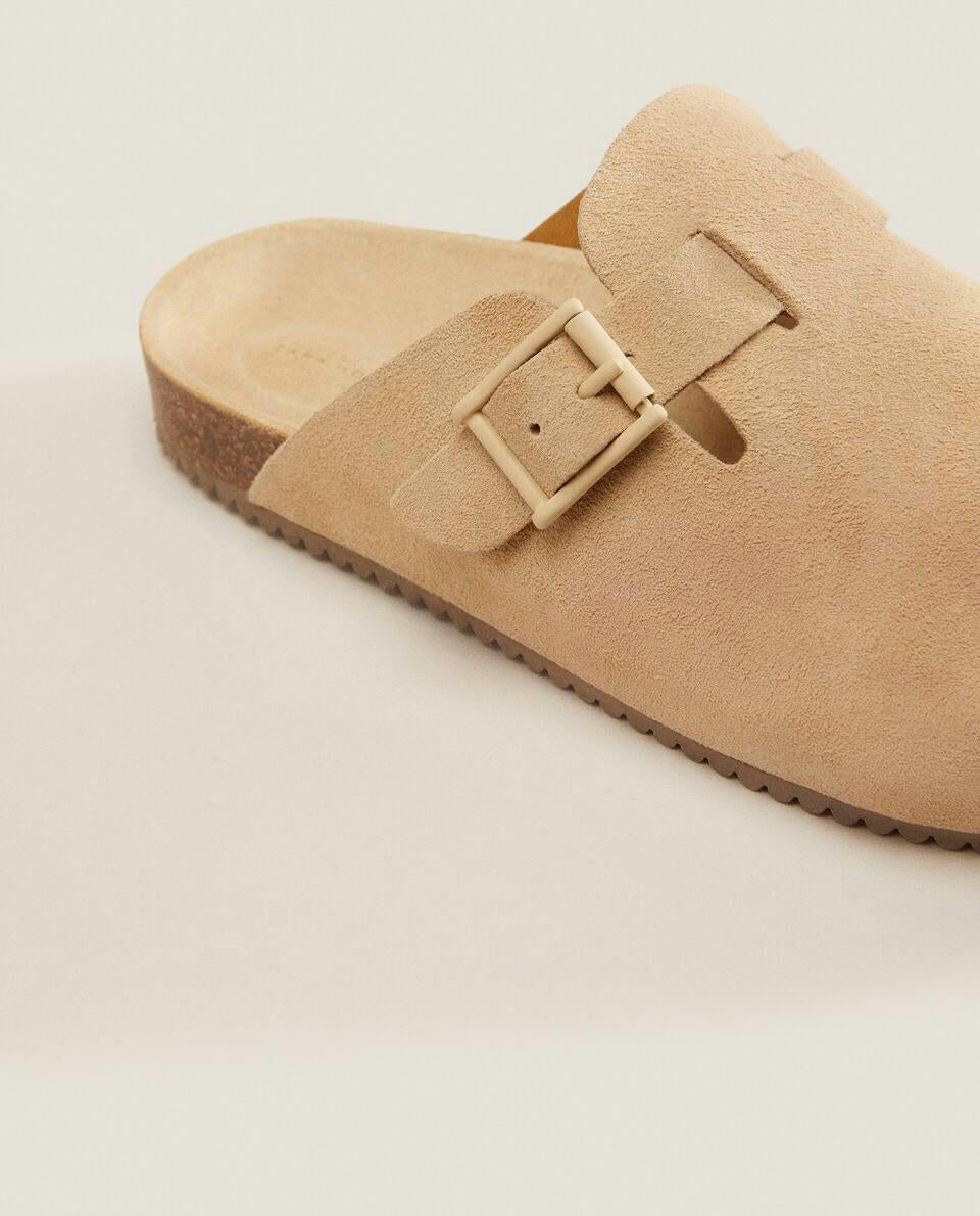 ZOCCOLI IN PELLE CON FIBBIA 