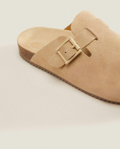 ZOCCOLI IN PELLE CON FIBBIA 