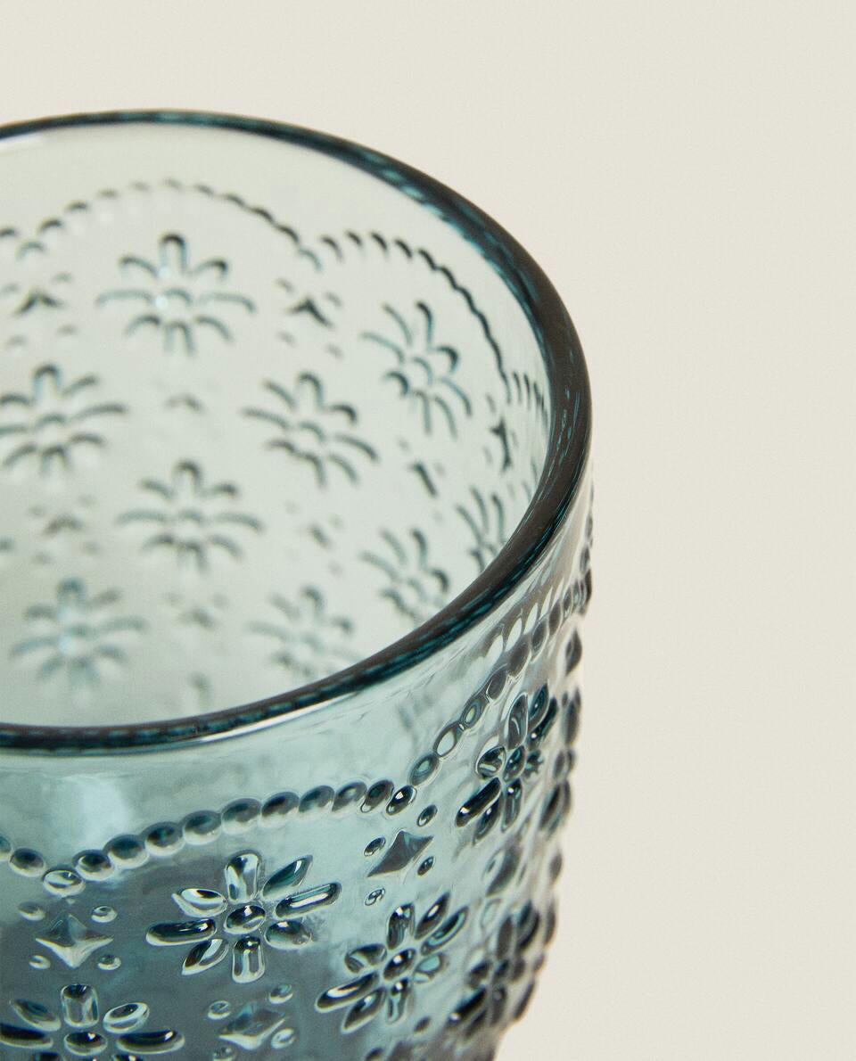 VASO DE VIDRIO CON DISEÑO FLORAL EN RELIEVE 