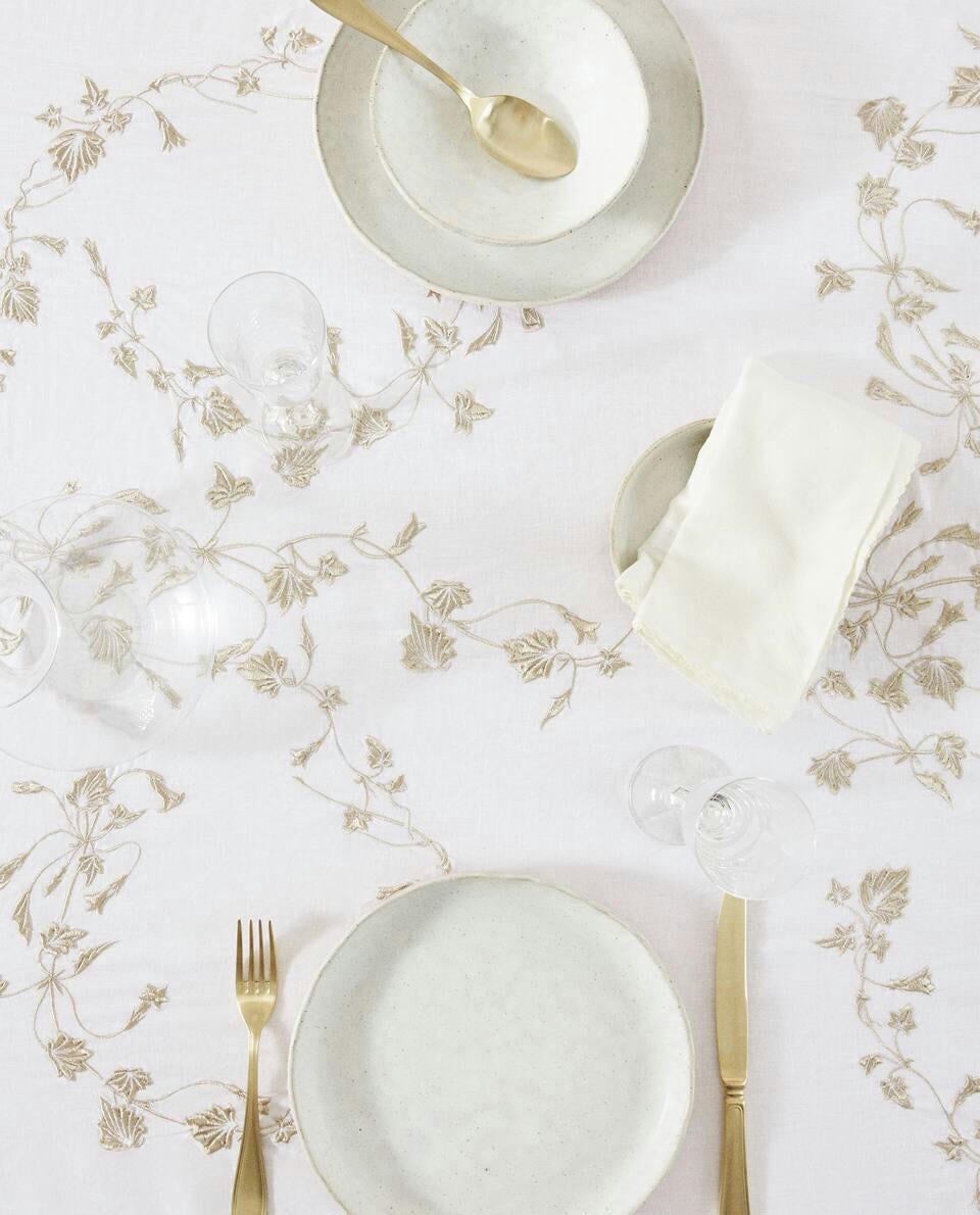 MANTEL NAVIDEÑO DE LINO BORDADO 