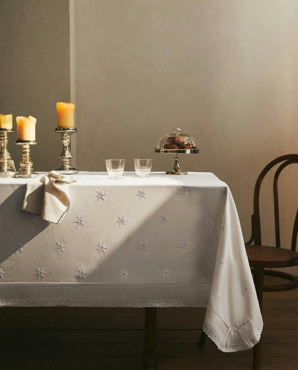 MANTEL NAVIDEÑO DE ALGODÓN BORDADO CON VOLANTE 