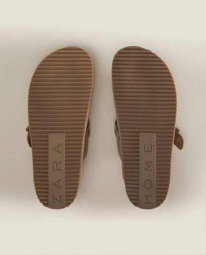 ZOCCOLI IN PELLE CON FIBBIA 