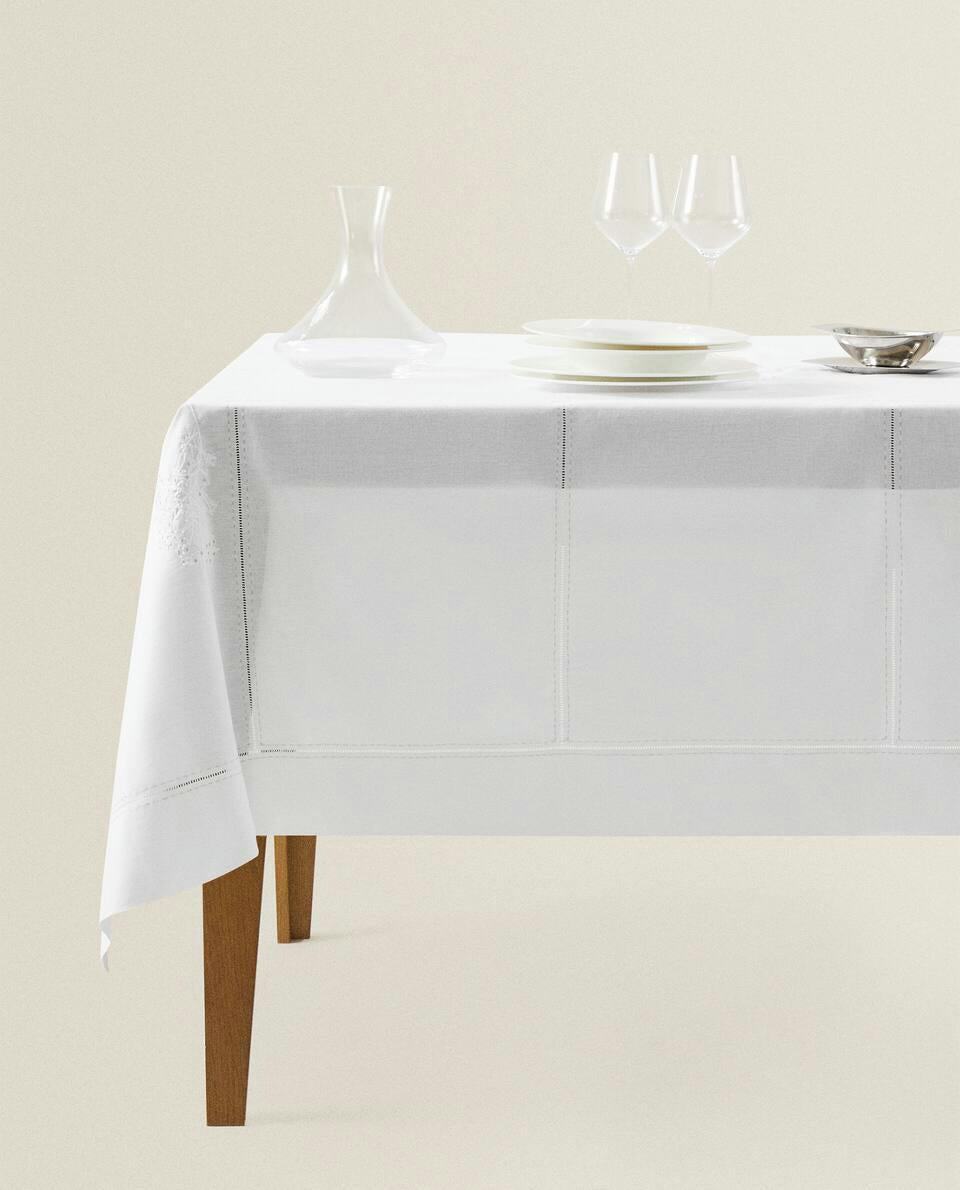 MANTEL DE RAMIO CON BORDADO NAVIDEÑO 