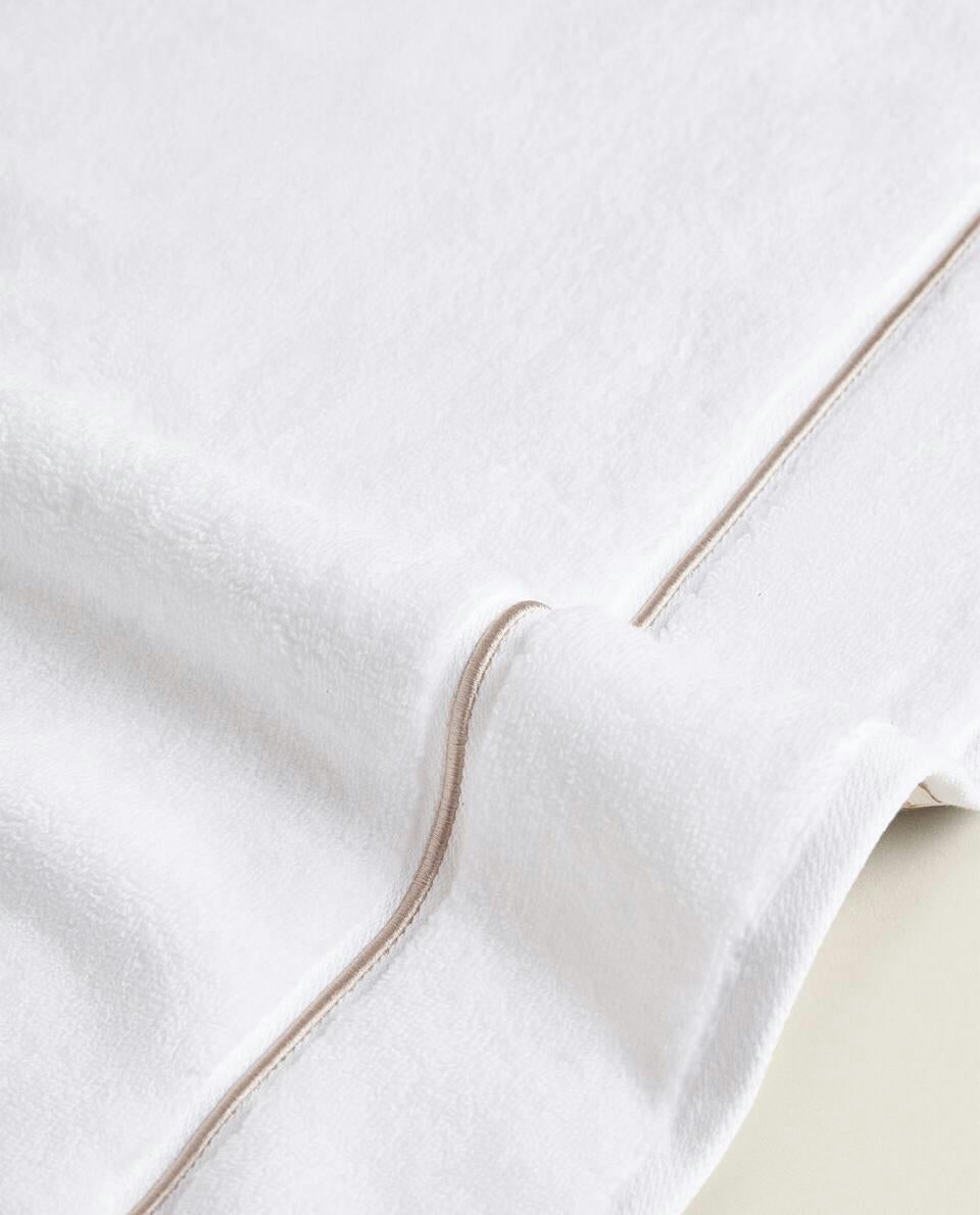 EMBROIDERED SCALLOPED EDGE TOWEL