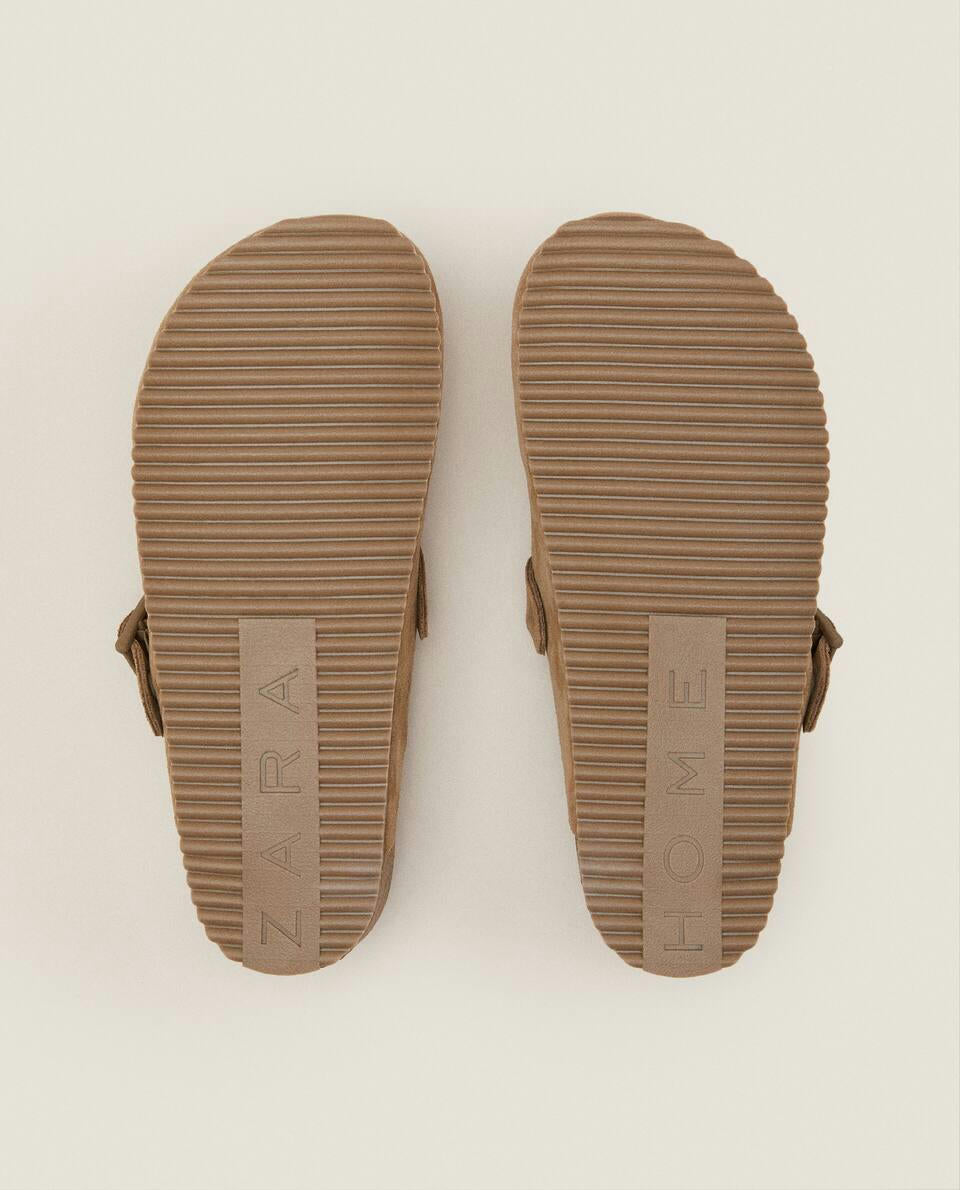 ZOCCOLI IN PELLE CON FIBBIA 