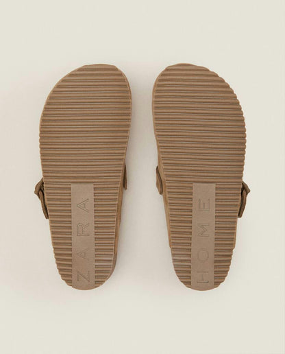 ZOCCOLI IN PELLE CON FIBBIA 