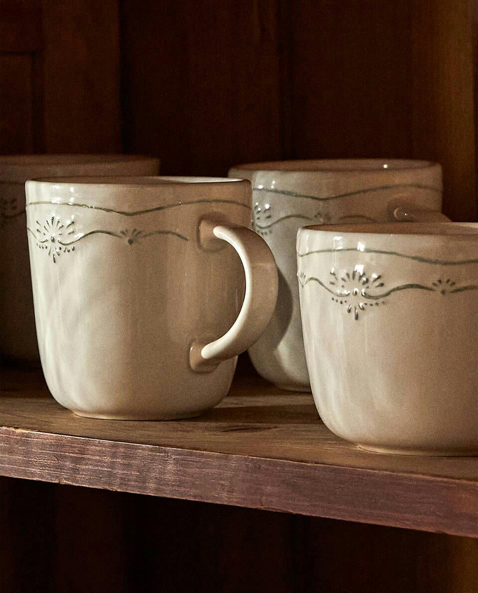 TAZZA IN TERRACOTTA CON DISEGNO NATALIZIO IN RILIEVO 