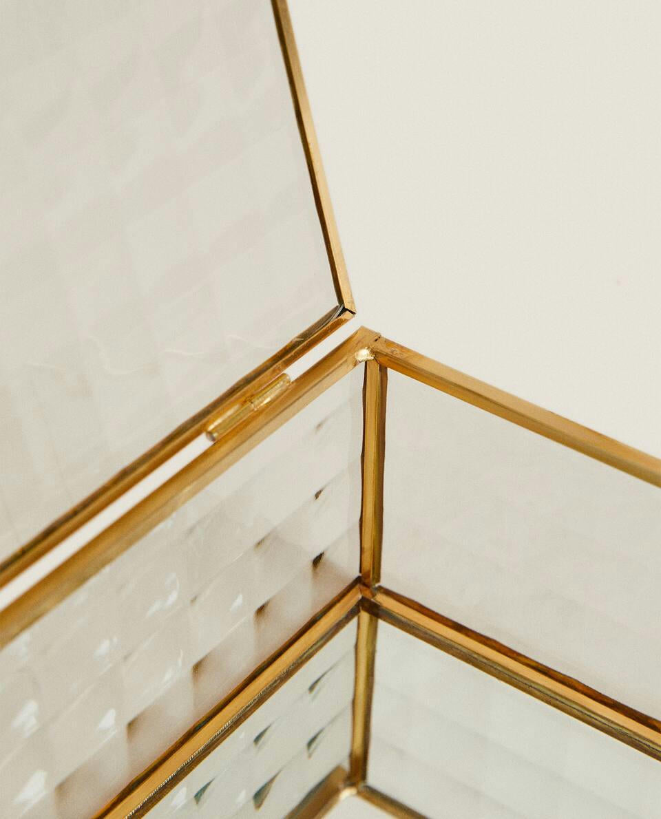 CAJA CON BORDE DORADO 