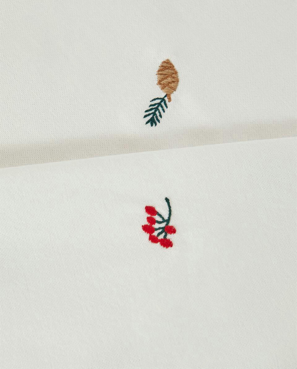 MANTEL DE ALGODÓN CON BORDADO DE RAMAS NAVIDEÑAS 