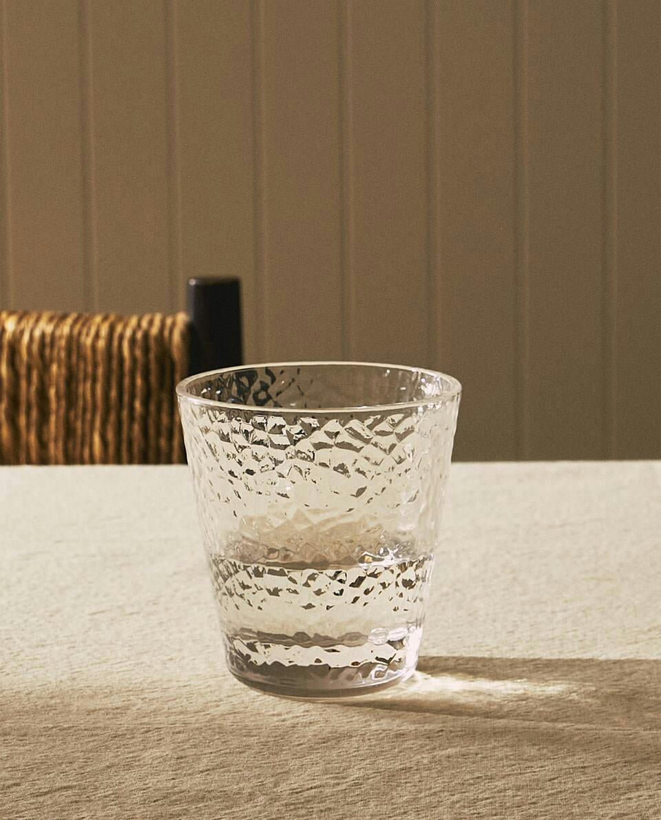 VASO DE VIDRIO CON DISEÑO EN RELIEVE 