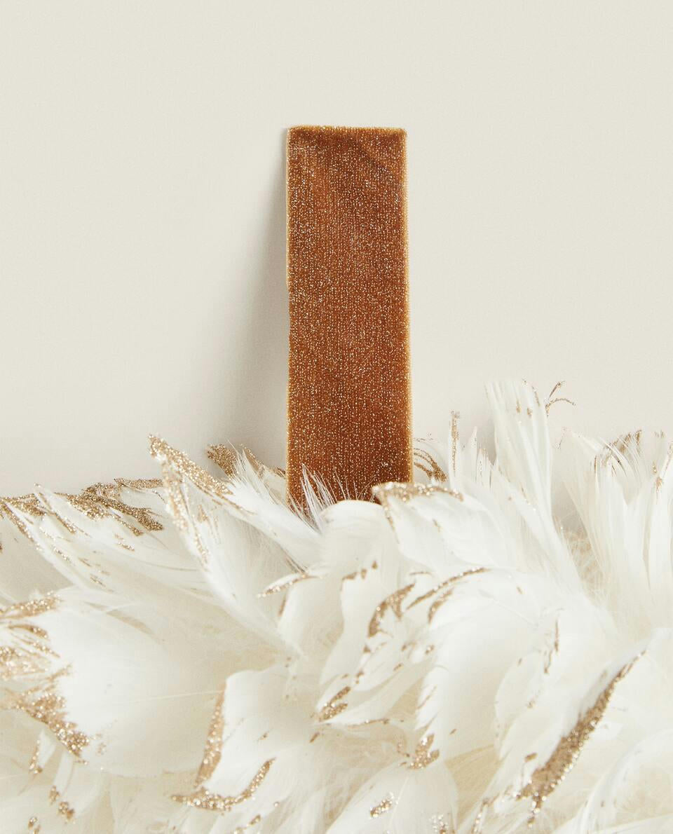 DECORACIÓN DE CORONA DE PLUMAS NAVIDEÑAS 