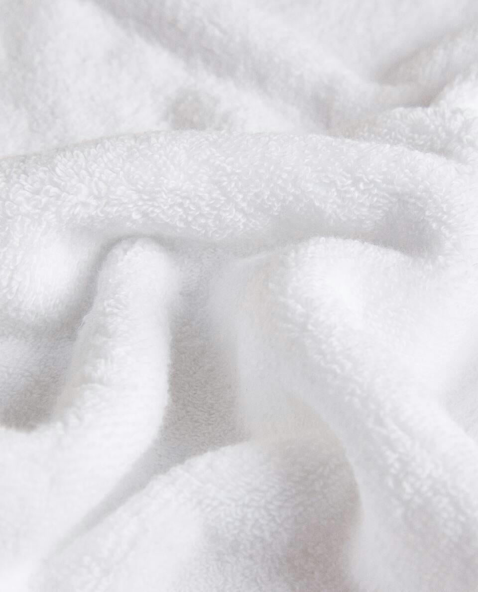 EMBROIDERED SCALLOPED EDGE TOWEL