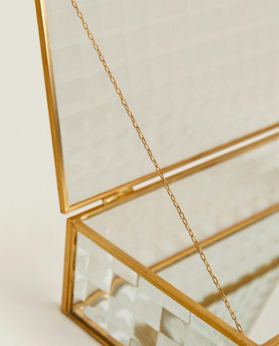 CAJA CON BORDE DORADO 