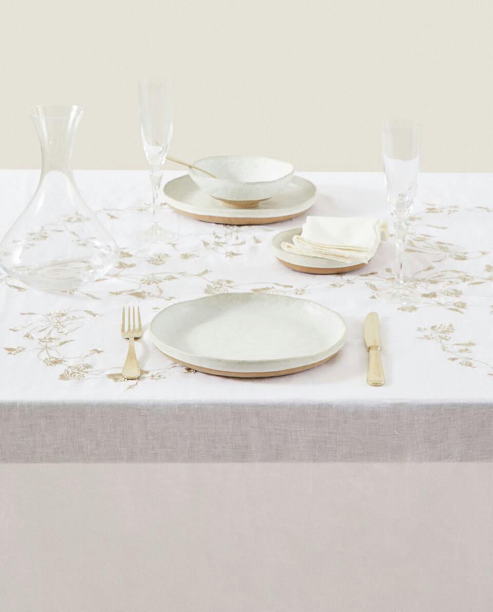 MANTEL NAVIDEÑO DE LINO BORDADO 