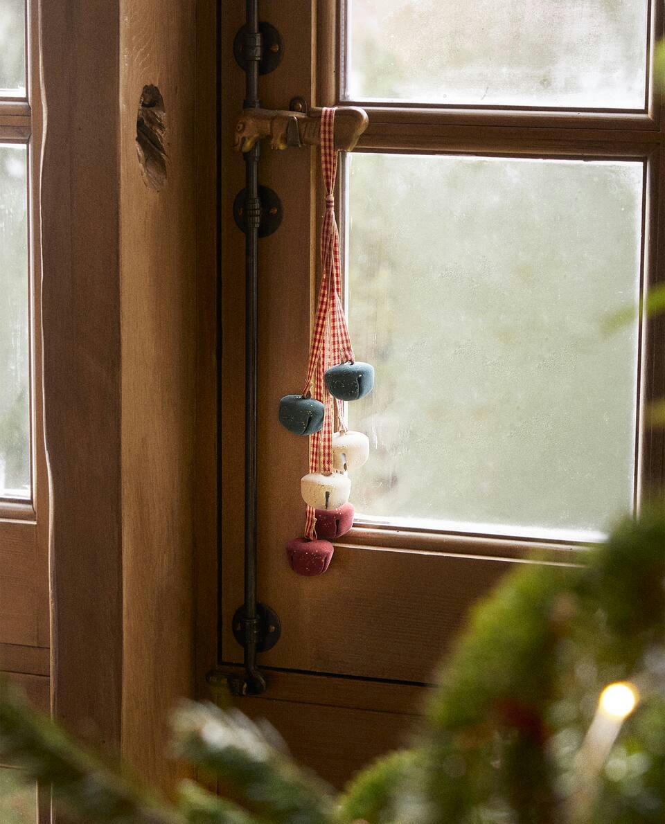 DECORACIÓN NAVIDEÑA EN CASCADA CON CAMPANA DE TRINEO 