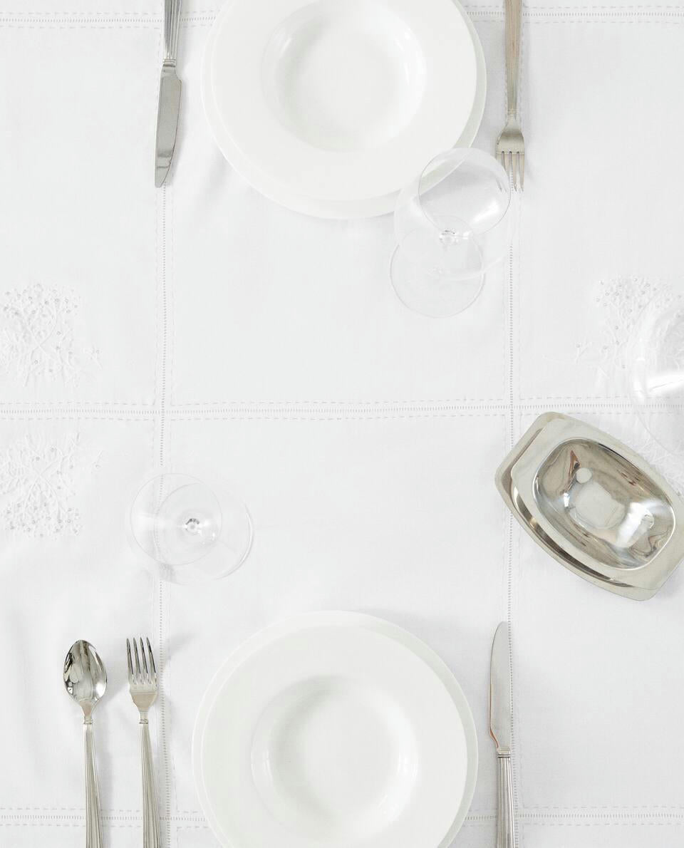 MANTEL DE RAMIO CON BORDADO NAVIDEÑO 