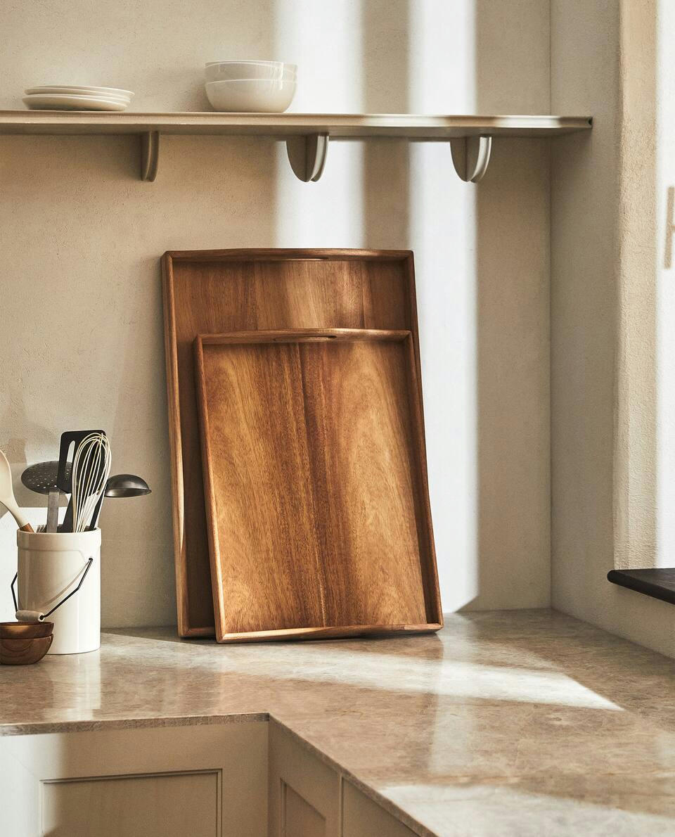 VASSOIO IN LEGNO CON MANICI 