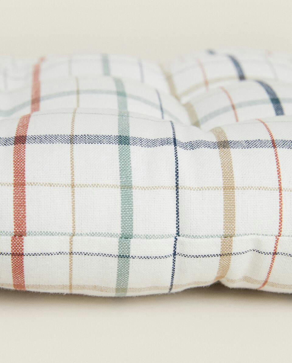 CUSCINO A QUADRI IN FILO TINTO 