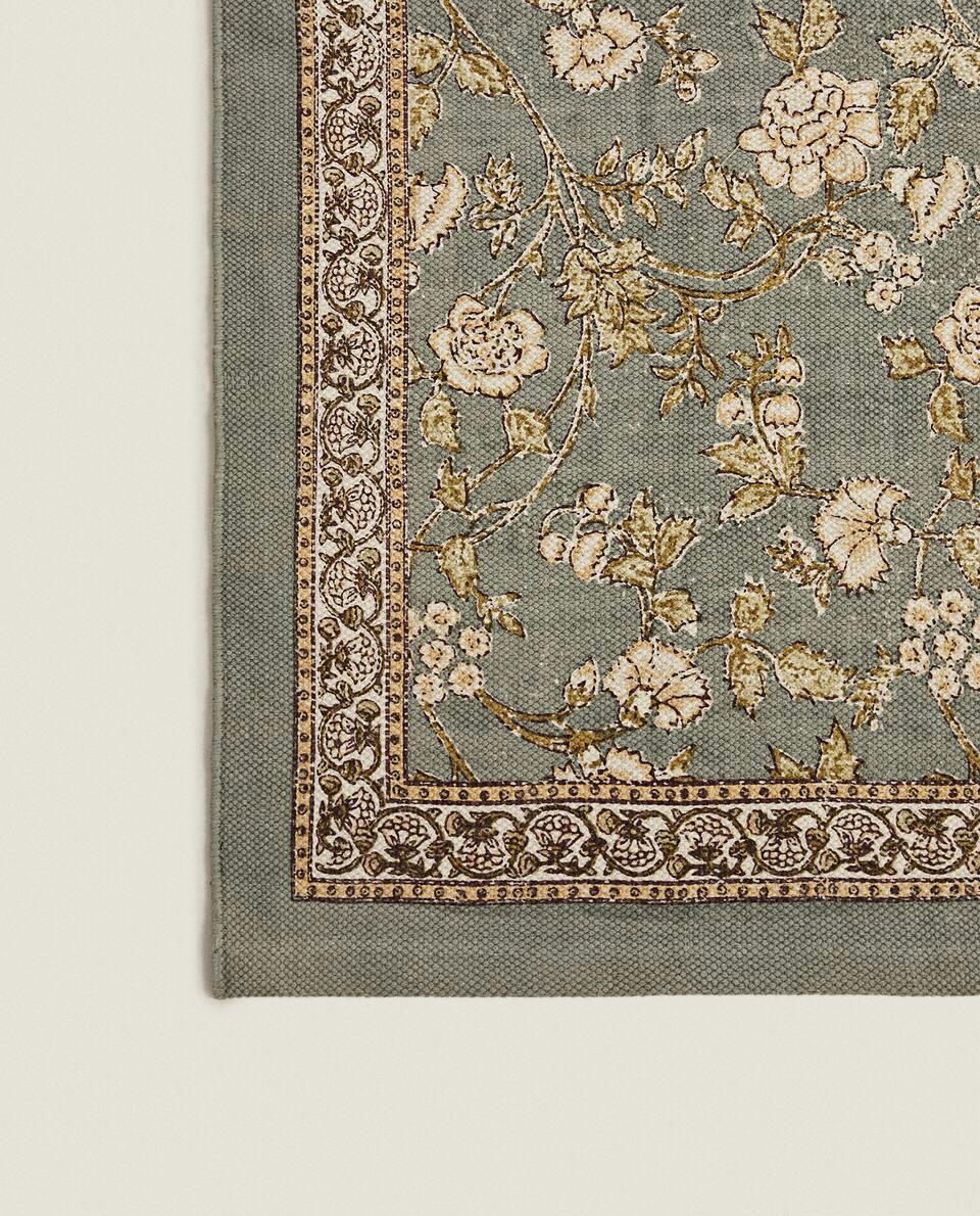 TAPPETO A BLOCCHI CON STAMPA FLOREALE 