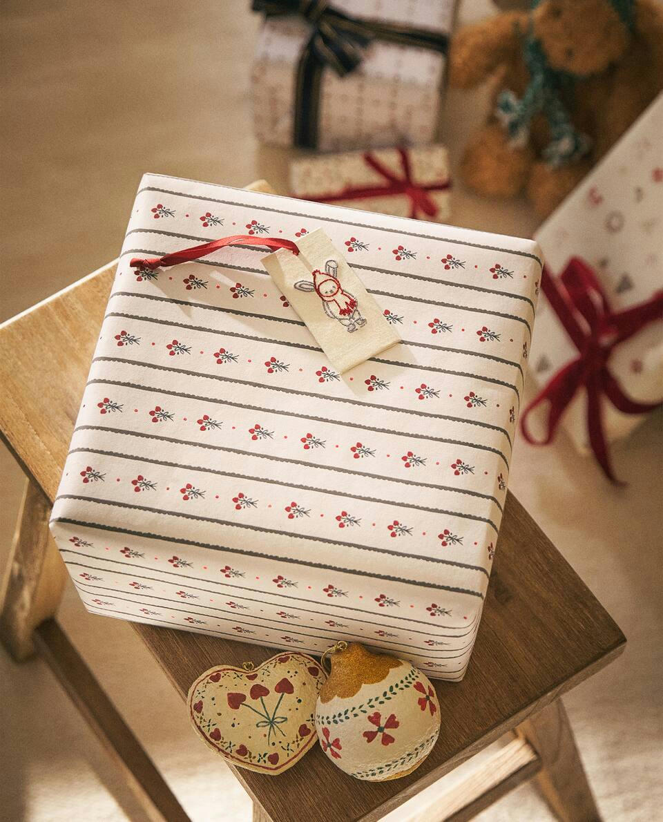 CARTA DA REGALO A RIGHE DI NATALE CON AGRIFOGLIO 